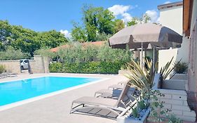 Casa Pergola 1 - Elegante Appartamento Per 6 Persone - Fronte Piscina, Parking